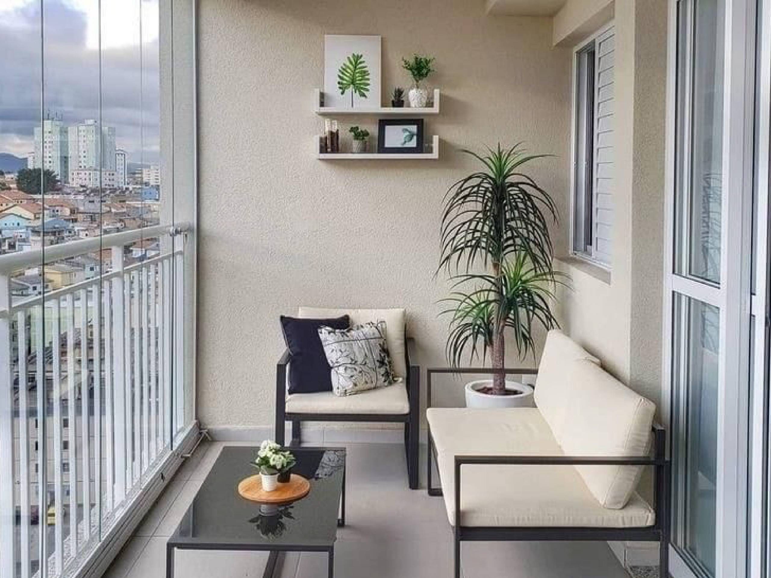 Blacón moderno en tonos beige combinado con madera oscura y plantas.