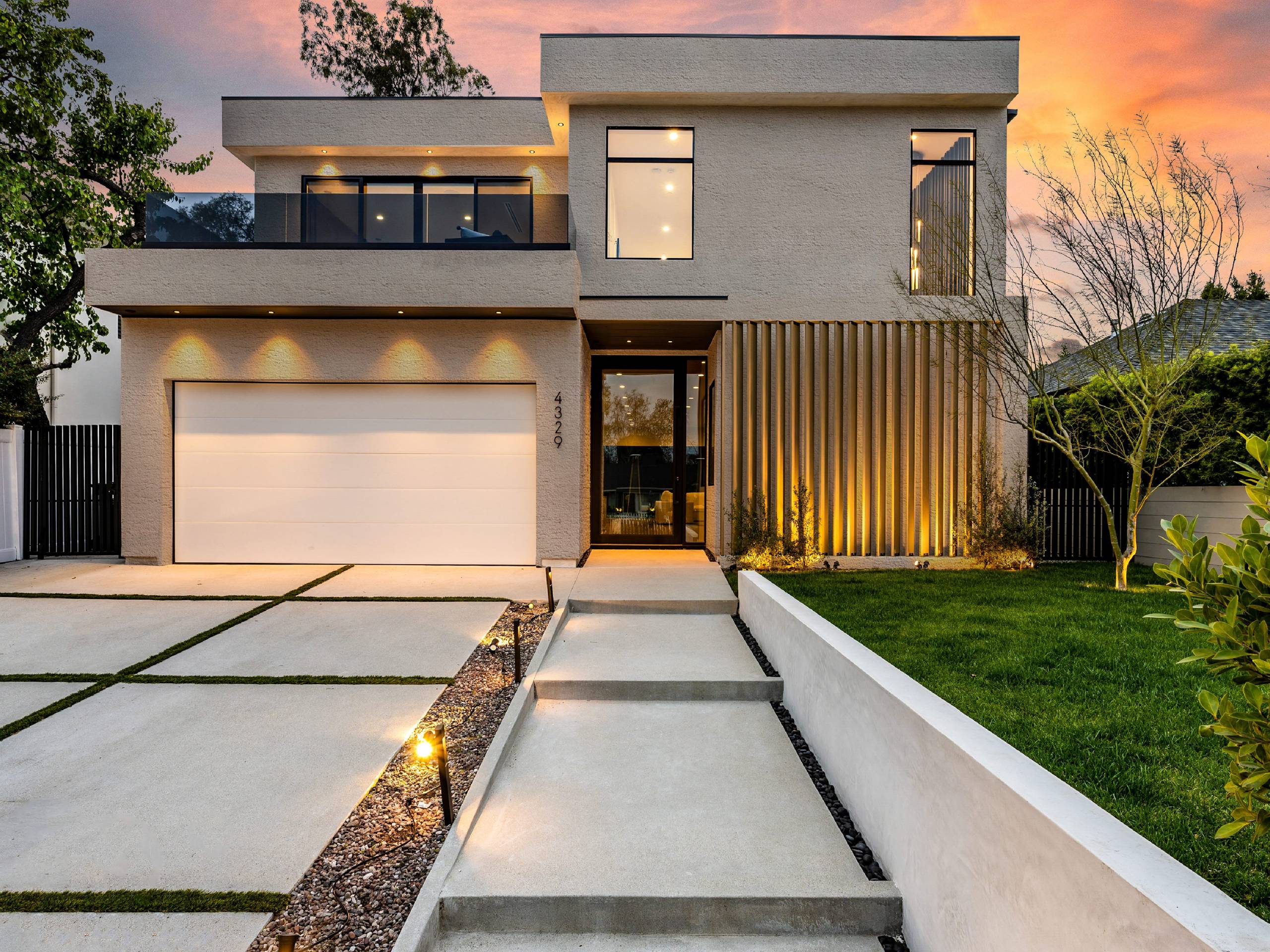 fachada casa moderna en tonos neutros con revestimiento revear Campos de trigo 