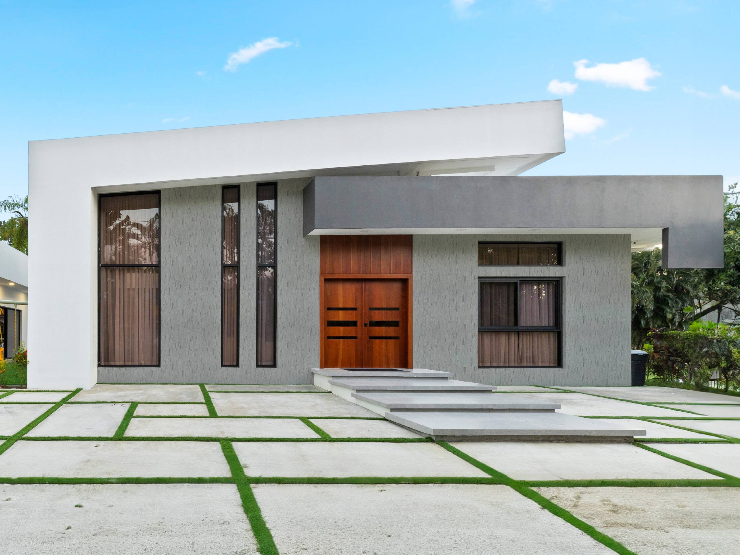 Fachada casa moderna con Revear Marble Gris Austral en sus paredes